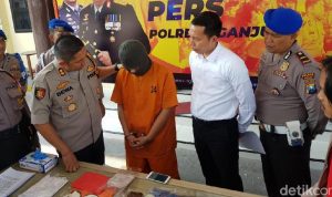 Saat polisi merilis pelaku pencabulan tiga siswi SD di Nganjuk.