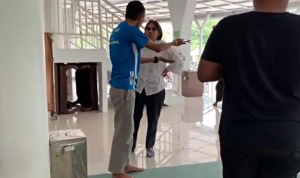 Seorang ibu yang mengamuk di Masjid Sentul, Bogor.