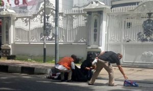 Warga membantu korban jambret yang jatuh di jalan Sumatra.
