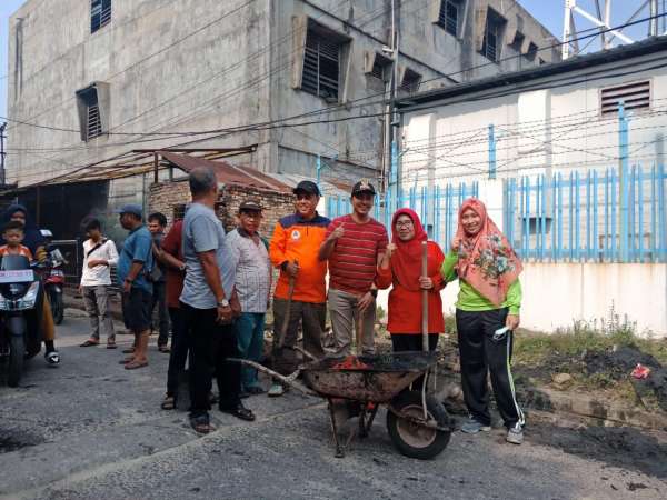 Camat Tenayan Raya, Abdimas Syahfitra saat memimpin Goro di Lingkungan Kecamatan Tenayan Raya.