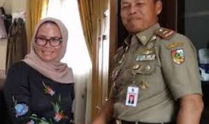Kasatpol PP Kota Pekanbaru, Agus Pramono saat menerima kunjungan Anggota DPRD Provinsi Riau, Ade Hartati.