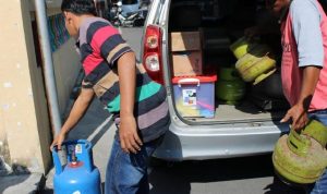 Polisi mengangkut semua barang bukti dari lokasi.
