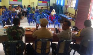tni-dan-kades-ajak-warga-teluk-aur-sambut-hut-ri-dengan-cegah-karhutla
