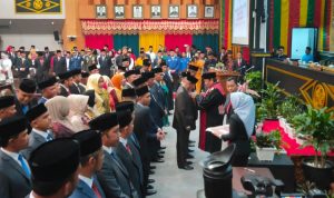 45 Anggota DPRD Pekanbaru Resmi Dilantik dan Diangkat Sumpah dan Janji Di Gedung Payung Sekaki