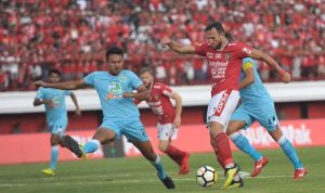 Bali United (merah) makin kukuh di puncak klasemen Liga 1 2019.
