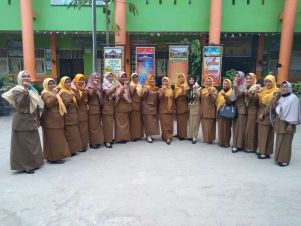 Foto bersama tenaga pengajar SDN 17 Kota Pekanbaru.