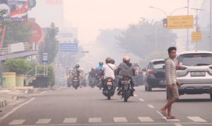 Kabut asap petang tadi masih pekat di jalan Sudirman Pekanbaru.