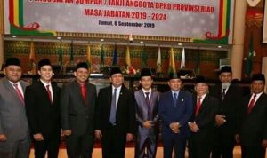 Ketua DPD Partai Gerindra berfoto bersama dengan delapan anggota DPRD Riau dari Gerindra.