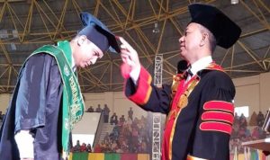 Prosesi pemindahan kucir wisudawan oleh Rektor UIR Prov Dr H Syafrinaldi SH, MCL.