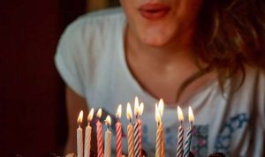 Tiup Lilin Ternyata Sebarkan Bakteri hingga 120 Kali pada Kue Ulang Tahun.