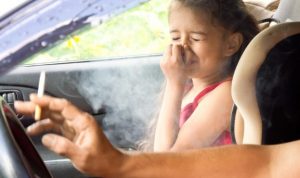Asap rokok mengganggu pernapasan, termasuk anak-anak yang usianya rentan saat terpaksa menghirupnya. Asap juga akan mengendap atau tertinggal di seisi kabin.