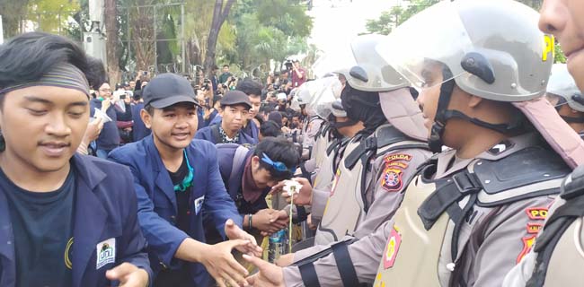Mahasiswa membubarkan diri