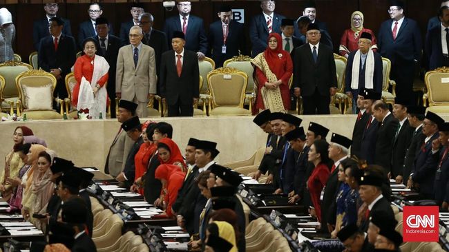 Megawati Soekarnoputri enggan salami Surya Paloh saat acara pelantikan DPR RI periode 2019-2024.
