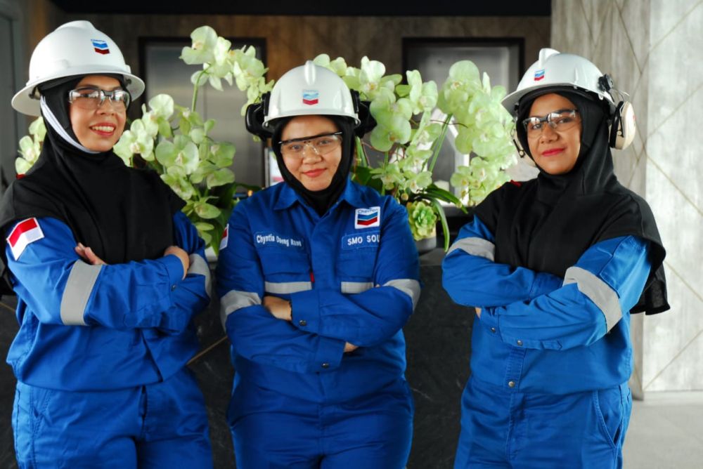 Pegawai Chevron mengenakan hijab flame resistant clothing