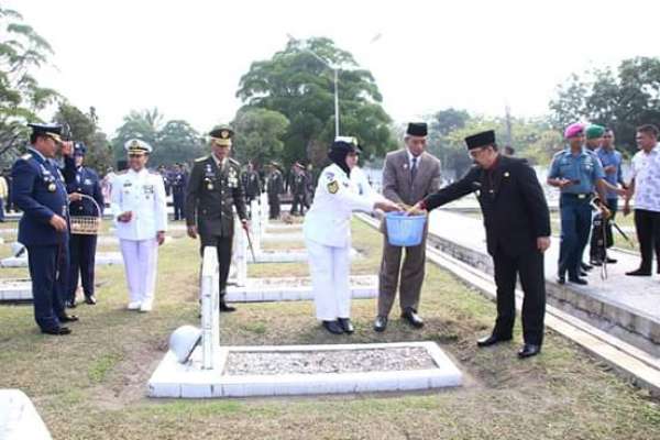 Wakil Walikota Pekanbaru Ayat Cahyadi Ssi saat ziarah makam pahlawan