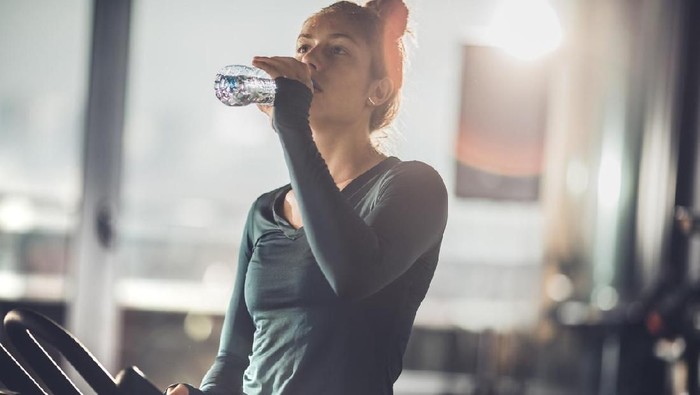 Banyak minum bisa menurunkan risiko stroke lho.