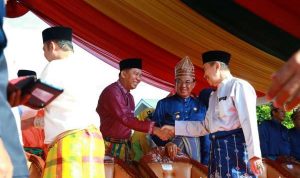 Gubernur Riau, Drs. Syamsuar, M.Si tampak menyambut hangat Wali Kota Pekanbaru, DR. H. Firdaus, ST, MT pada pembukaan pawai taaruf MTQ XXXVIII di Kab. Kampar