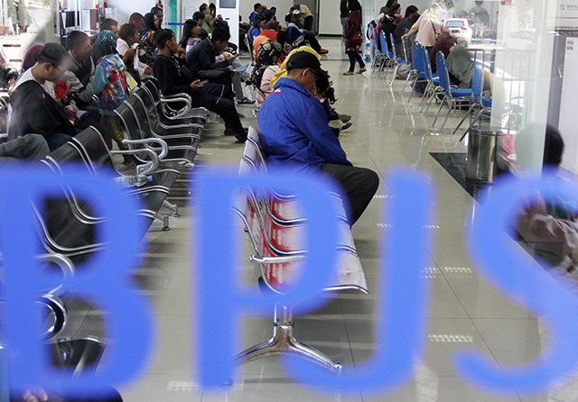 Masyarakat mengantre untuk mendapatkan pelayanan di Kantor BPJS.