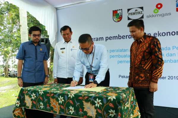 Wali Kota Pekanbaru, Firdaus menyaksikan Penandatanganan Berita Acara Penyerahan Bantuan Alat Pertanian.