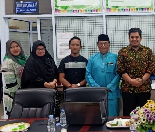 Dekan Moris Addidi Yogia dengan Tim Fisipol.