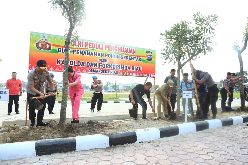 kapolda-riau-tanam-pohon-serentak-di-lingkungan-polda-riau