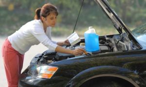 Ilustrasi merawat mobil menggunakan buku panduan profesional.