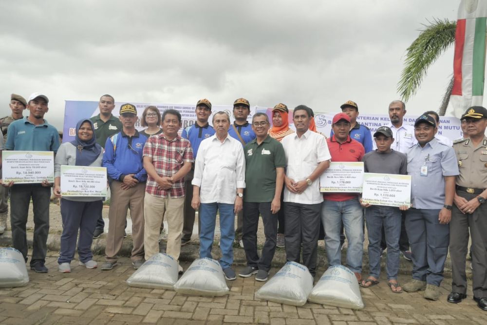 gubri-tebar-200-ribu-bibit-ikan-nilam-di-danau-kebun-nopi-kuansing