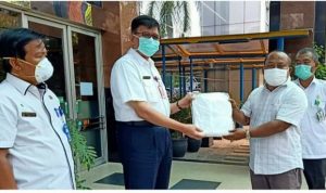 smk-riau-peduli-covid-19-serahkan-330-apd-ke-rsud-arifin-achmad