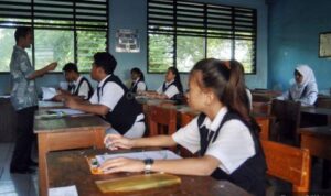 new-normal-orangtua-wajib-cuci-seragam-anak-selepas-pulang-sekolah-L4g8y7dISg