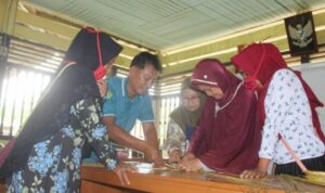 tim-pengabdian-unri-mengenalkan-ino