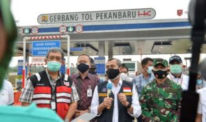 gubernur-riau-imbau-pengguna-jalan