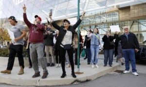 massa-pendukung-trump-di-michigan-protes-penghitungan-suara-dihentikan-4_169