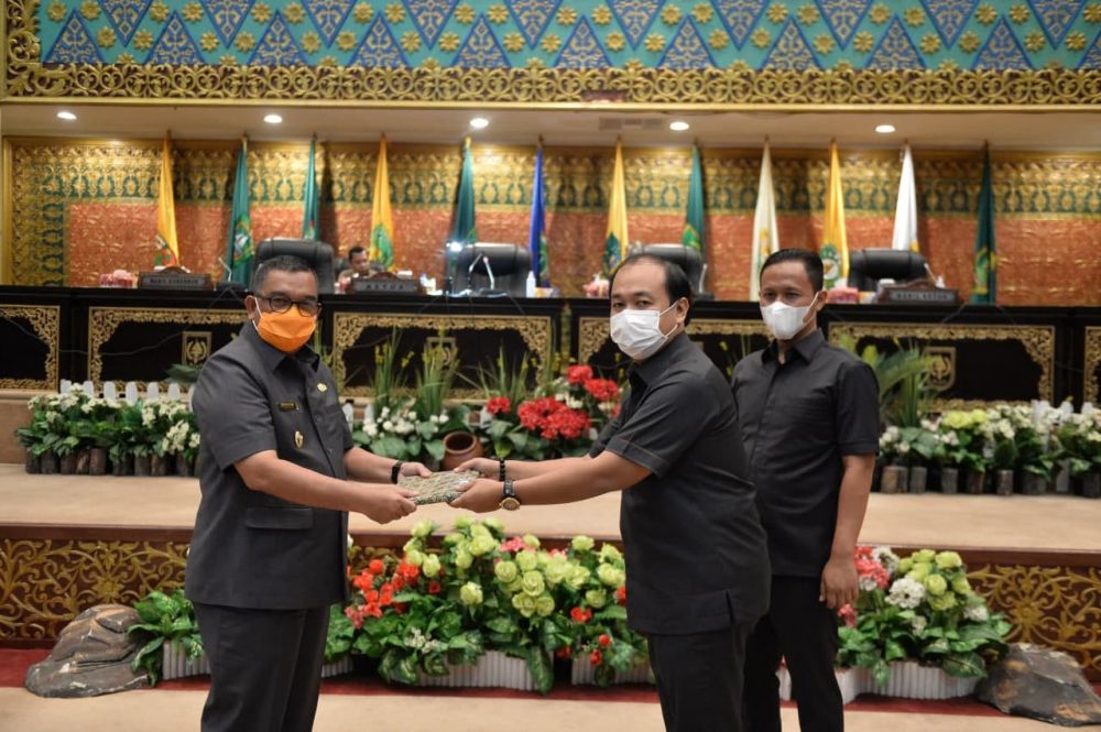 wagubri-hadiri-rapat-paripurna-penu