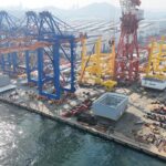 20260210140255-Sejumlah alat angkat bongkar muat peti kemas di dermaga pelabuhan atau quay container crane milik PT Pelindo Terminal Petikemas tengah dalam proses produksi (1)