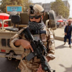 615ad8137bfbe-seorang-anggota-pasukan-taliban-berjaga-di-sebuah-jalan-di-kabul-afghanistan-minggu-3102021_tvonenews_665_374