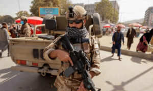 615ad8137bfbe-seorang-anggota-pasukan-taliban-berjaga-di-sebuah-jalan-di-kabul-afghanistan-minggu-3102021_tvonenews_665_374