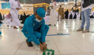616b809e4d34b-petugas-mencopot-stiker-jaga-jarak-di-masjidil-haram_tvonenews_665_374