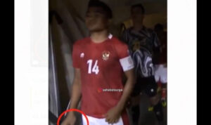 61c7103fb2c70-tangkapan-layar-video-viral-yang-memperlihatkan-kapten-timnas-indonesia-asnawi-mangkualam-berdzikir_tvonenews_665_374