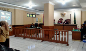 61d7f76c6f373-sidang-vonis-mati-terhadap-tujuh-terdakwa-pemasok-12-ton-sabu-di-pengadilan-negeri-meulaboh_tvonenews_375_211