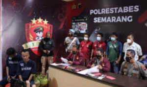 61d82a3feccab-dua-tersangka-yang-mengaku-polisi-dan-todongkan-pistol-korek-api-dihadirkan-saat-rilis-kasus-jumat-712022_tvonenews_375_211