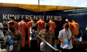 61dea8da6d446-polisi-menunjukan-barang-bukti-senjata-tajam-yang-digunakan-para-tersangka_tvonenews_375_211