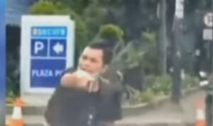 61f7b9681de34-polisi-kejar-pembonceng-pelaku-modus-tabrak-lari-di-pasar-rebo_tvonenews_375_211