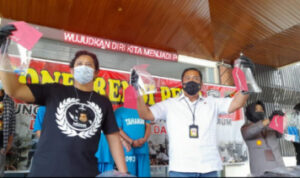 620e32f38e338-polisi-menunjukkan-barang-bukti-saat-gelar-kasus-kelompok-ganjal-mesin-atm-di-mapolda-jateng-kamis-1722022_375_211