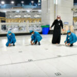 6223fe6a258f8-petugas-di-masjidil-haram-melepas-tanda-tanda-social-distancing_375_211