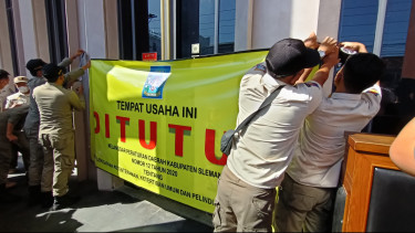 62bc51e49906d-satpol-pp-sleman-yogyakarta-memasang-spanduk-penutupan-kafe-holywings-rabu-2962022_375_211