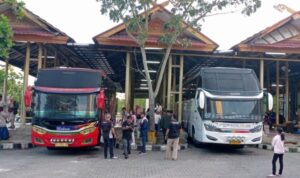 aktivitas-penumpang-di-terminal-brp
