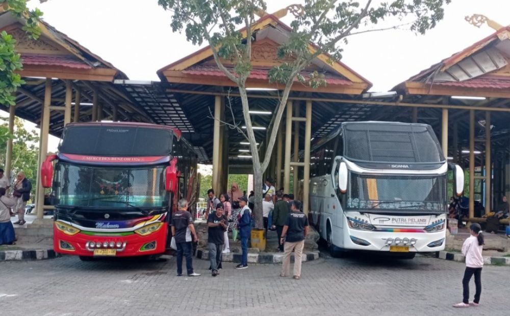 aktivitas-penumpang-di-terminal-brp