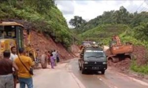 bersih-dari-longsor-jalan-lintas-r 2