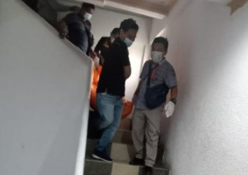 Petugas mengevakuasi jasad korban.