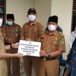 gubenur-riau-berikan-bantuan-beras